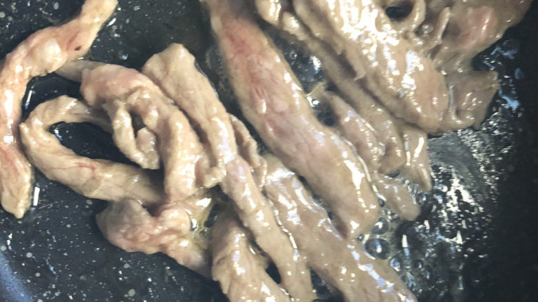 芦笋炒牛肉,快速煸炒至牛肉变色。