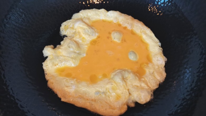 香菇炒鸡蛋,锅里倒入少许油，倒入蛋液