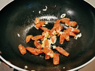 香椿炒腊肉,炒至透明色。