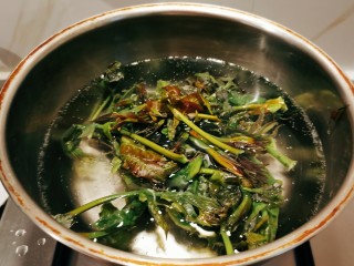 香椿炒腊肉,放入开水中汆烫。