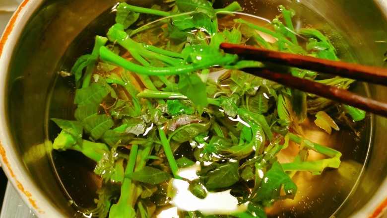 香椿炒腊肉,颜色变绿后捞出。