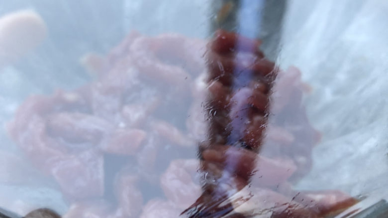 腌制嫩嫩的牛肉丝,封上保鲜膜冰箱冷藏保存。