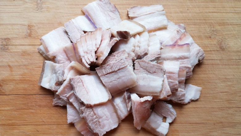 蒜苔回锅肉,煮好的五花肉冲洗干净，凉透以后切成片。