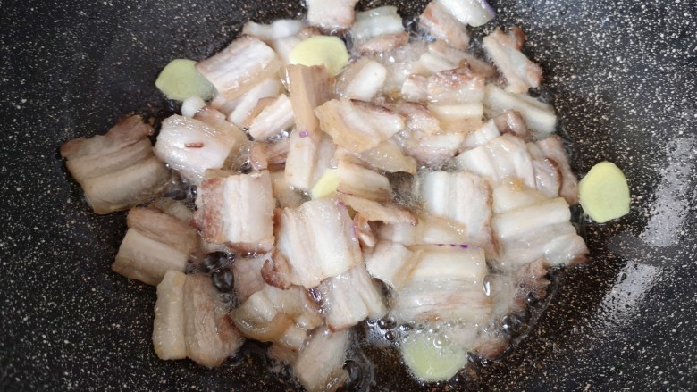 蒜苔回锅肉,炒出香味，肉片表面变的微微焦黄。