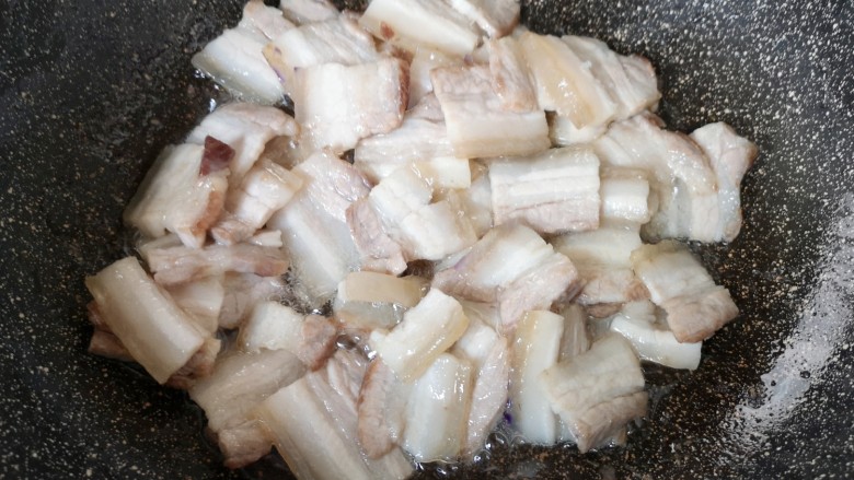 蒜苔回锅肉,翻炒至肉片变成透明状。