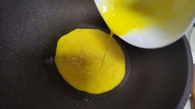 香菇炒鸡蛋,起锅烧油，油热倒入鸡蛋液