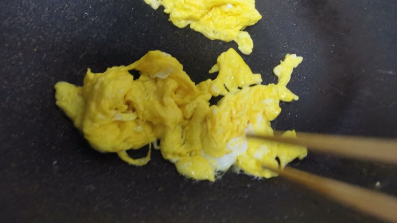 香菇炒鸡蛋,待蛋液凝固用筷子炒散，盛出备用