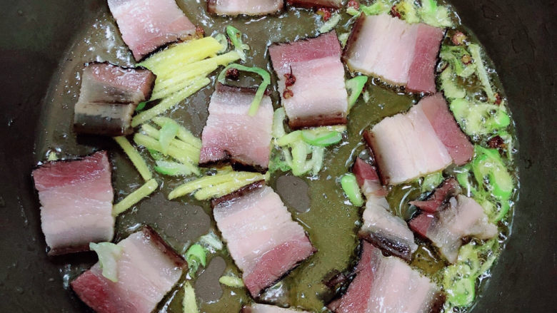 蒜苔回锅肉,放入腊肉翻炒均匀。