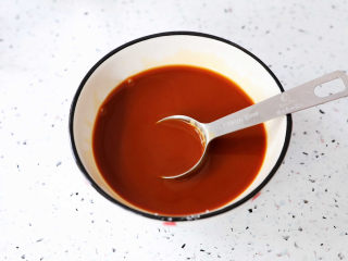 红烧香菇,取一个容器调酱汁：加入蚝油、生抽2、老抽、白糖、鸡精、玉米淀粉、水，搅拌均匀备用

