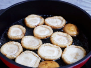 红烧香菇,锅中注入清水，烧开后放入香菇，煮开
