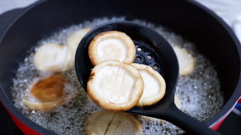 红烧香菇,煮到水变成褐色时捞出沥干水，不要用手挤，会烫手
