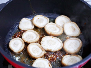 红烧香菇,放入香菇，炒到香菇变软