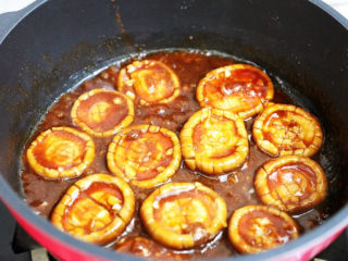 红烧香菇,翻炒至汤汁浓稠即可关火