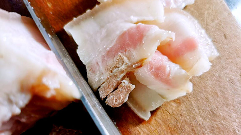 蒜苔回锅肉,切成0.2公分厚片