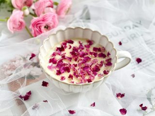 蜂蜜玫瑰炖奶，入口即化，美容养颜,甜而不腻，入口即化