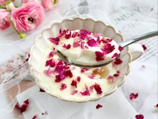 蜂蜜玫瑰炖奶，入口即化，美容养颜,细腻嫩滑