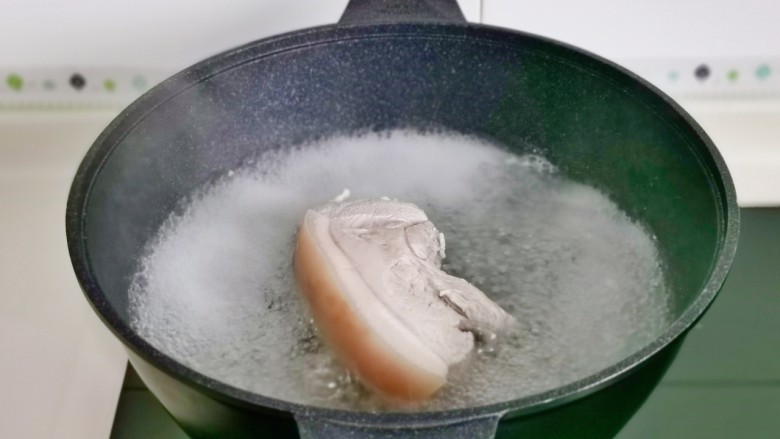 蒜苔回锅肉,烧开后翻面煮，可以适当多煮一会。