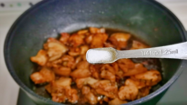 蒜苔回锅肉,肉片炒至略焦，再按个人口味加入盐翻炒。