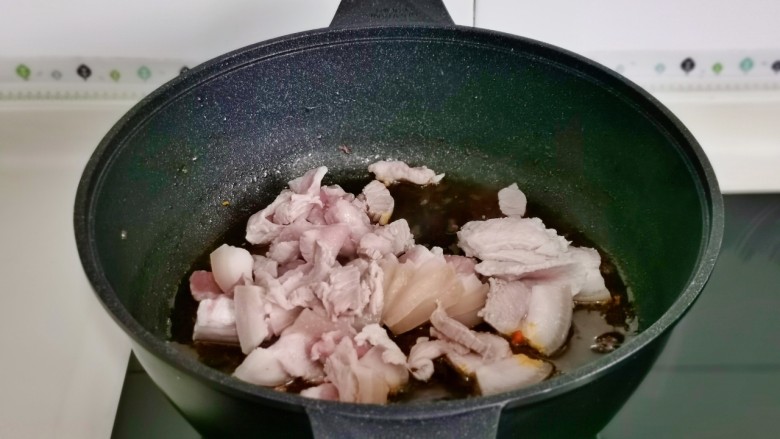 蒜苔回锅肉,加入切好的肉片小火翻炒。