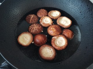 红烧香菇,放入香菇焯水两分钟