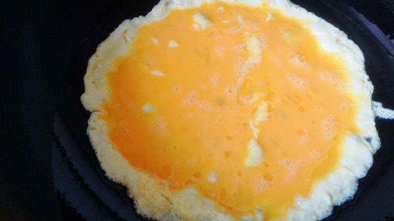 香菇炒鸡蛋,油热后倒入鸡蛋