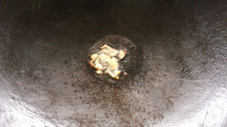 芦笋炒蘑菇,锅烧热油，加入蒜丁煸炒出香味