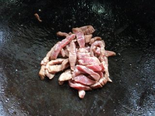 芦笋炒牛肉,不用炒的太老太久，表面些许定型盛出备用，之后还有回锅