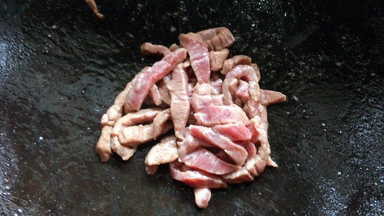 芦笋炒牛肉,不用炒的太老太久，表面些许定型盛出备用，之后还有回锅