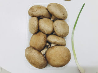 红烧香菇,准备食材:香菇，葱，小米椒