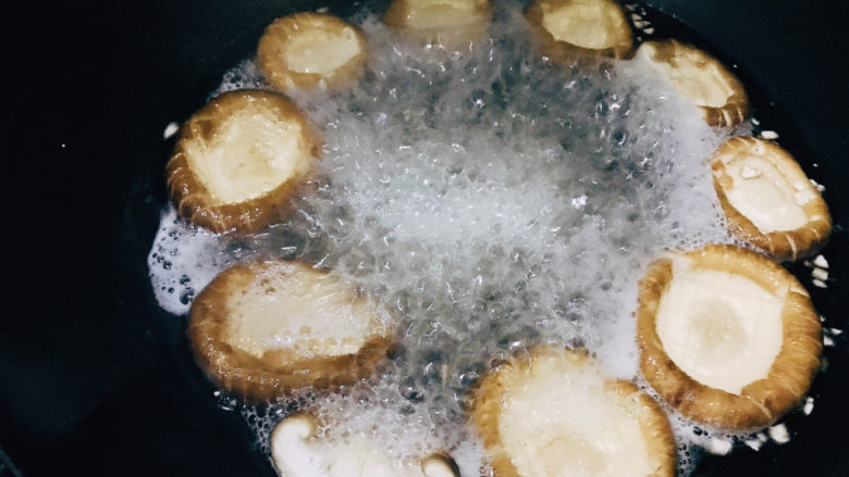红烧香菇,把香菇倒进去煮3分钟左右