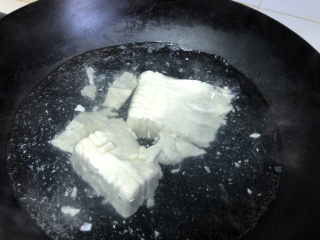 剁椒皮蛋,豆腐焯水三分钟去豆腥味