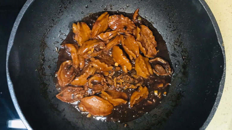 红烧鲍鱼,一直炖煮至汤汁浓稠，就可以关火起锅了