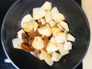 鲍鱼炖土豆,翻炒均匀，转中火炖煮入味