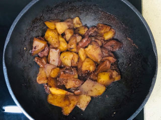 鲍鱼炖土豆,看到汤汁浓稠，就可以关火起锅了
