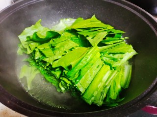 凉拌油麦菜,在放入油麦菜叶子继续焯水，大概不到一分钟