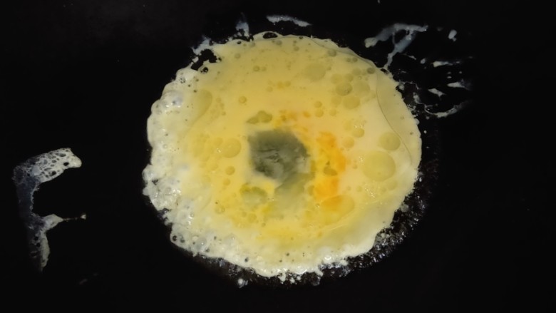 香菇炒鸡蛋,锅中热油，再倒入鸡蛋液