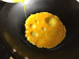 蒜苔炒鸡蛋,热锅倒油，倒入鸡蛋液