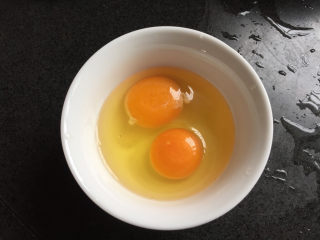 蒜苔炒鸡蛋,鸡蛋磕碗里