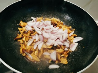 红烧香菇,汤汁收干后，放入小洋葱翻炒增香。