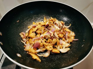 红烧香菇,翻炒均匀，出锅前淋入鲜贝露增鲜，关火出锅。