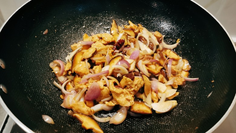 红烧香菇,翻炒均匀，出锅前淋入鲜贝露增鲜，关火出锅。