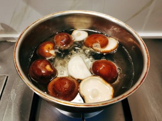 红烧香菇,香菇去掉根部，放入开水中汆烫捞出。
