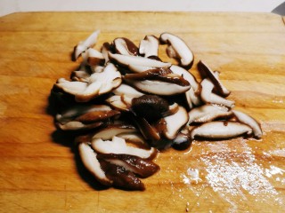红烧香菇,切片备用。