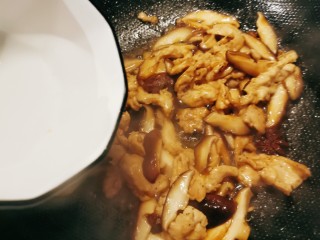 红烧香菇,倒入50克清水烧开。