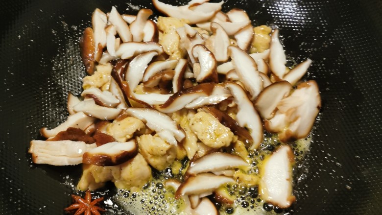 红烧香菇,放入香菇片翻炒。