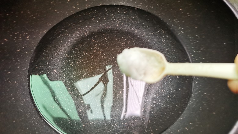 香椿炒蛋,锅中放入适量的水，加小半勺的盐