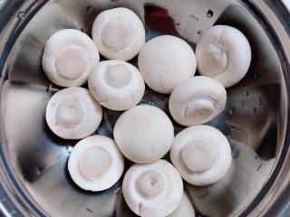 芦笋炒蘑菇,准备好口蘑。