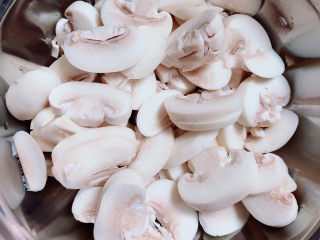 芦笋炒蘑菇,切片儿待用。
