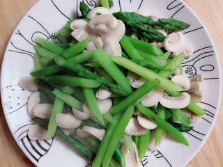 芦笋炒蘑菇,捞出蔬菜待用。