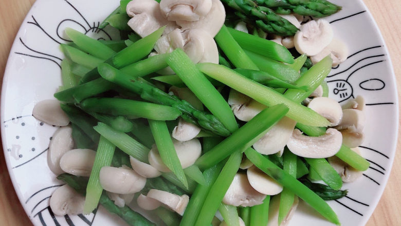 芦笋炒蘑菇,捞出蔬菜待用。